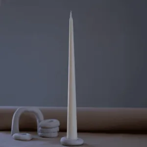 Chandelle conique « Sienna » en cire de soja couleur ivoire