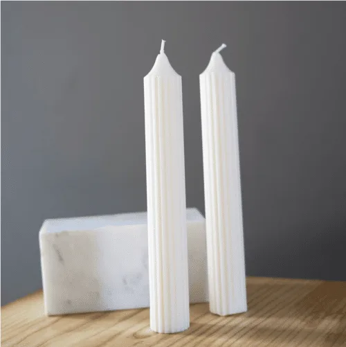 Bougie chandelle striée "Priam" fabriquée à la main en cire de soja ivoire