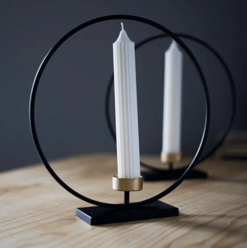 Bougie chandelle striée "Priam" fabriquée à la main en cire de soja ivoire – Image 2