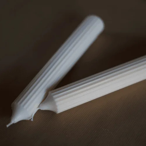 Bougie chandelle striée "Priam" fabriquée à la main en cire de soja ivoire – Image 3