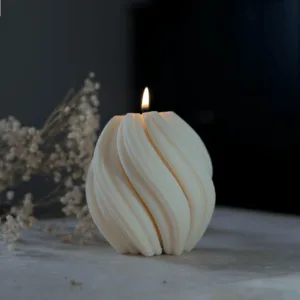 Bougie ronde sculptée « Astrée » en cire de soja naturelle fabriquée en France