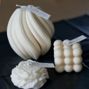 Bougie ronde sculptée « Astrée » en cire de soja naturelle fabriquée en France