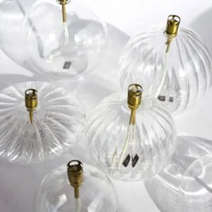 Lampe à huile ronde « motif Elégant » – Taille S / M / L en verre sculpté et laiton doré Peri Living