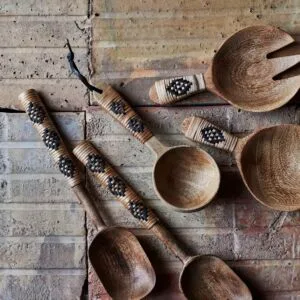 Couverts de service en bois et rotin Madam Stoltz