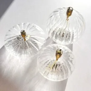 Lampe à huile ronde « motif Elégant » – Taille S / M / L en verre sculpté et laiton doré Peri Living