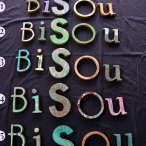 Mot en bois « Bisou » décoration vintage brocante
