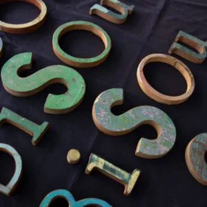 Mot en bois « Bisou » décoration vintage brocante