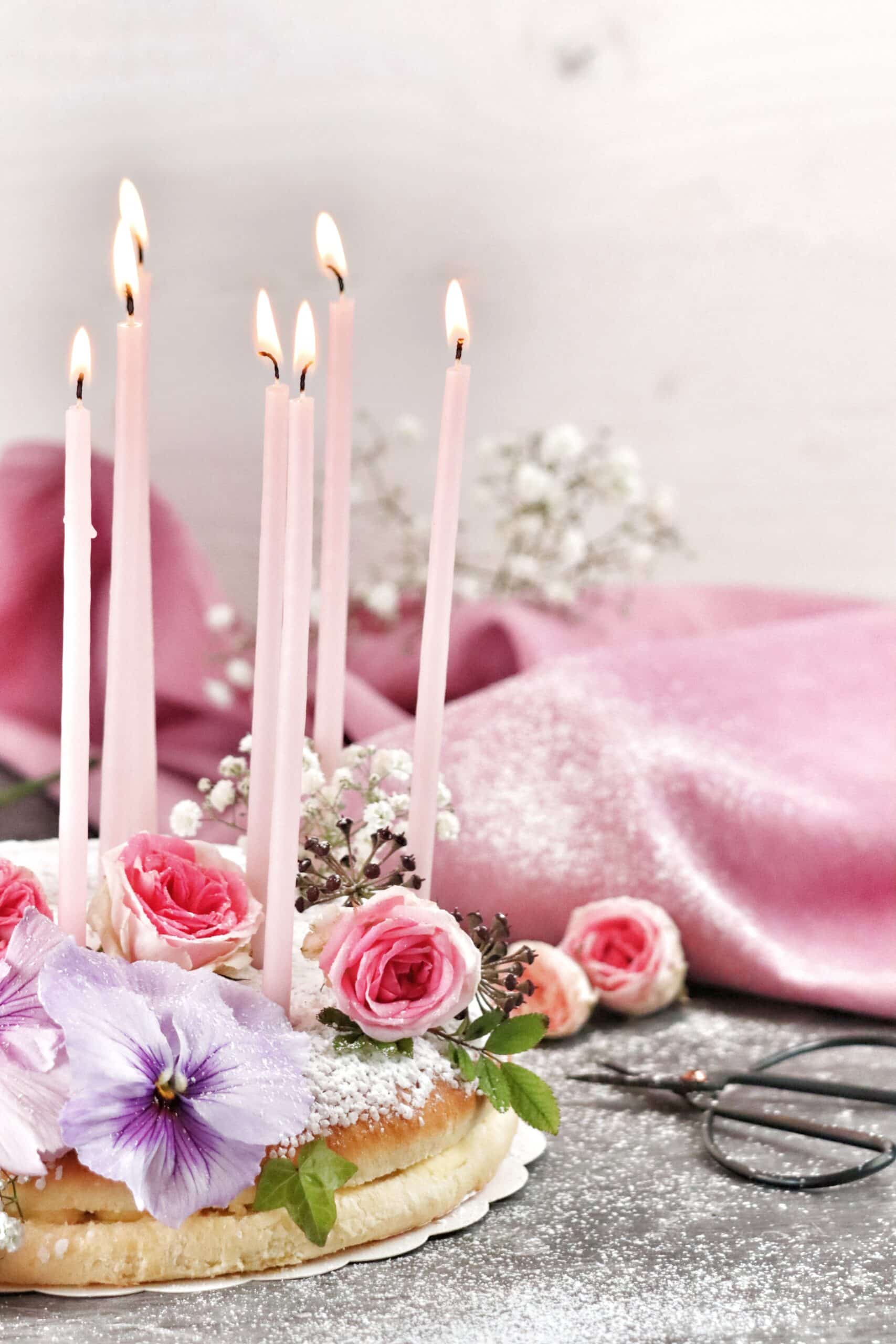 Bougies d'anniversaire dorées métallisées, bougies hautes pour cupcakes,  bougies à combustion lente, bougies de mariage, bougies longues et fines  pour anniversaires, fêtes prénatales, fiançailles et : : Maison