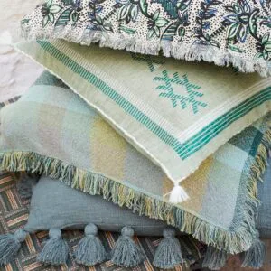 Housse de coussin à franges blanc cassé, vert et bleu