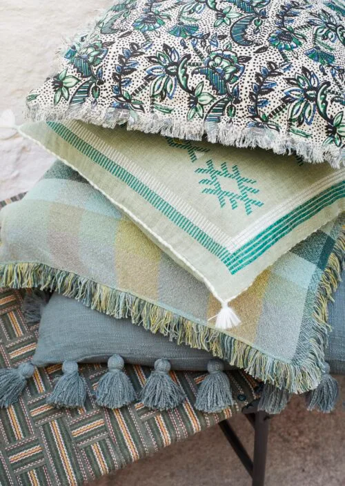 Housse de coussin à franges blanc cassé, vert et bleu – Image 2