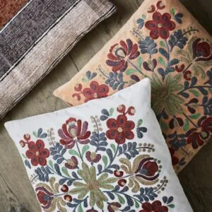 Housse de coussin en velours avec broderies Madam Stoltz