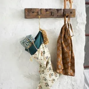 Portemanteau décoratif en bois sculpté recyclé – 3 crochets
