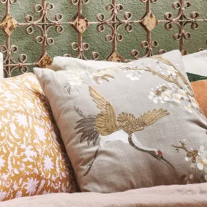 Coussin brodé « Grue Majestueuse »