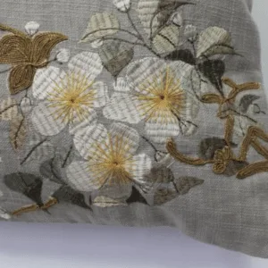 Coussin brodé « Grue Majestueuse »