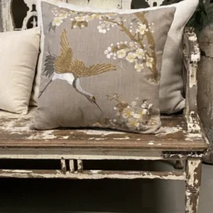 Coussin brodé « Grue Majestueuse »
