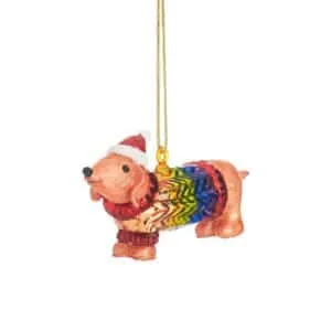 Boule de Noël « Chien saucisse » dans un pull arc-en-ciel