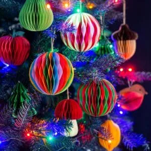Set de 4 boules de Noël en papier nid d&rsquo;abeille rouge, vert et blanc