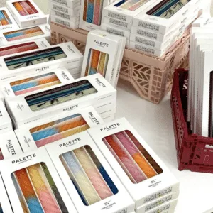 Lot de 4 bougies chandelles torsadées tie and dye – Différents coloris disponibles