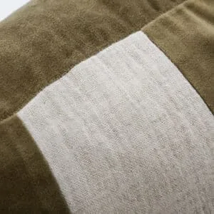 Housse de coussin à larges rayures vert olive et lin « Amber » – House Doctor