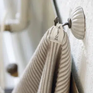Crochet rond en céramique striée blanche – Ib Laursen