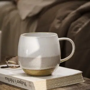 Mug en grès à motif moutarde avec anse – Ib Laursen