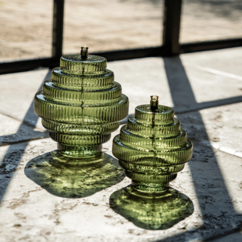 Photo d'illustration d'une lampe à huile "Twin" en verre strié de couleur vert bouteille