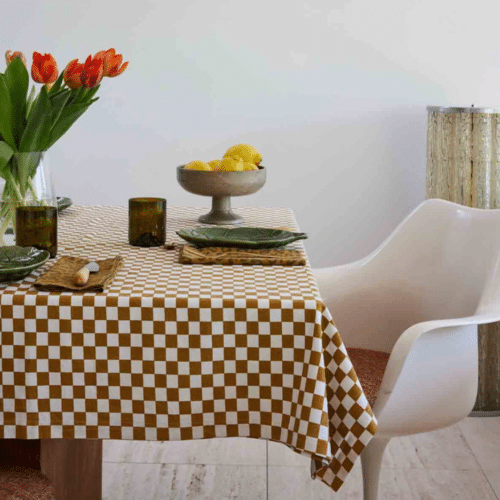 Photo de mise en situation de la Nappe en coton à motif damier caramel - Rose in April