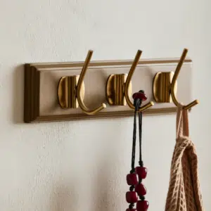 Porte-manteau « Edgy » en bois et 3 crochets en laiton – Nordal