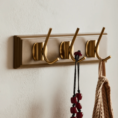 photo de mise en situation du Porte-manteau en bois et 3 crochets en laiton - Nordal accroché à un mur avec des objets suspendus