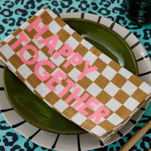 Set de 2 serviettes de table "Happy Together" à motif damier en situation sur une table dressée