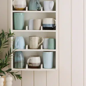 Etagère murale compartimentée en bois blanc – Ib Laursen