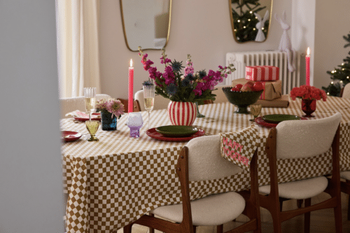 Photo de mise en situation de la Nappe en coton à motif damier caramel - Rose in April