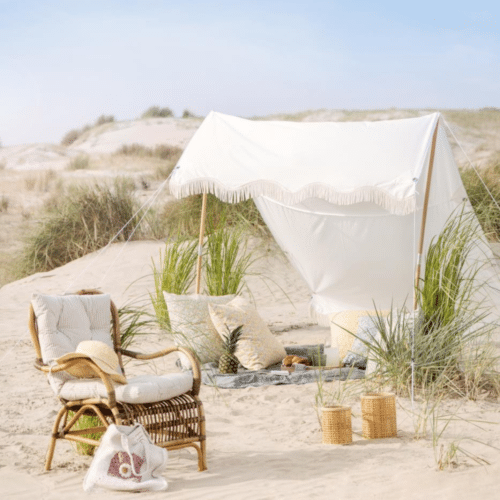 Voile d'ombrage blanche à franges et potaux en bois - Ib Laursen