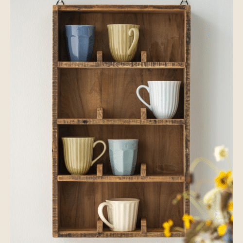 photo illustrant une étagère murale en bois - 4 tablettes, 12 compartiments en situation accrochée à un mur avec des tasses