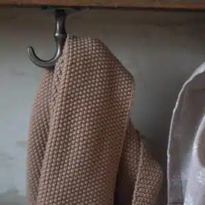 Crochet double en métal à placer sous une étagère – Ib Laursen