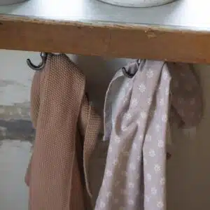 Crochet double en métal à placer sous une étagère – Ib Laursen