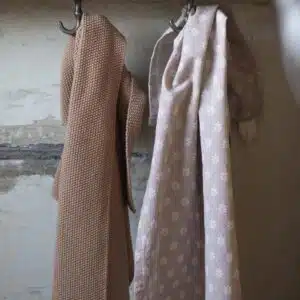 Crochet double en métal à placer sous une étagère – Ib Laursen