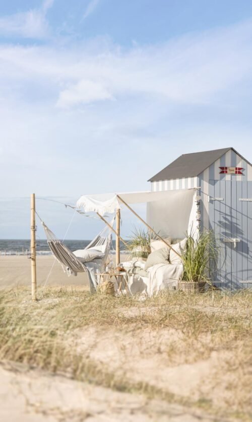 Voile d'ombrage blanche à franges et potaux en bois - Ib Laursen