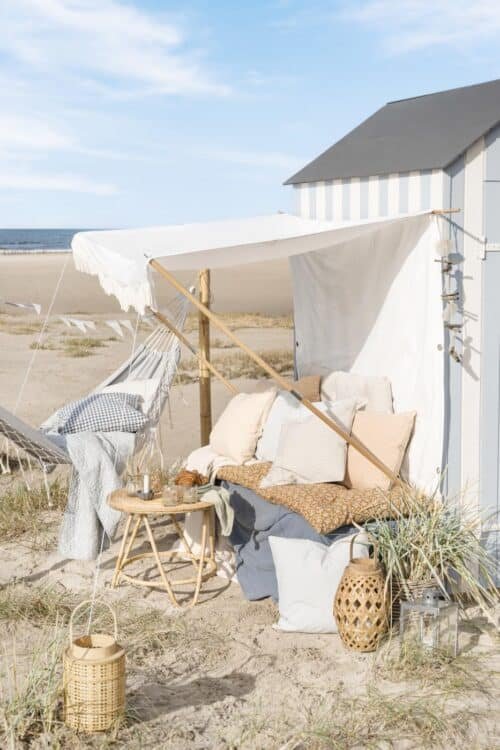 Voile d'ombrage blanche à franges et potaux en bois - Ib Laursen