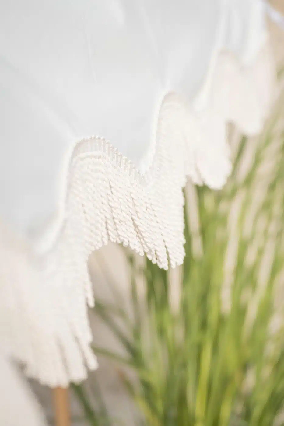 Voile d'ombrage blanche à franges et potaux en bois - Ib Laursen