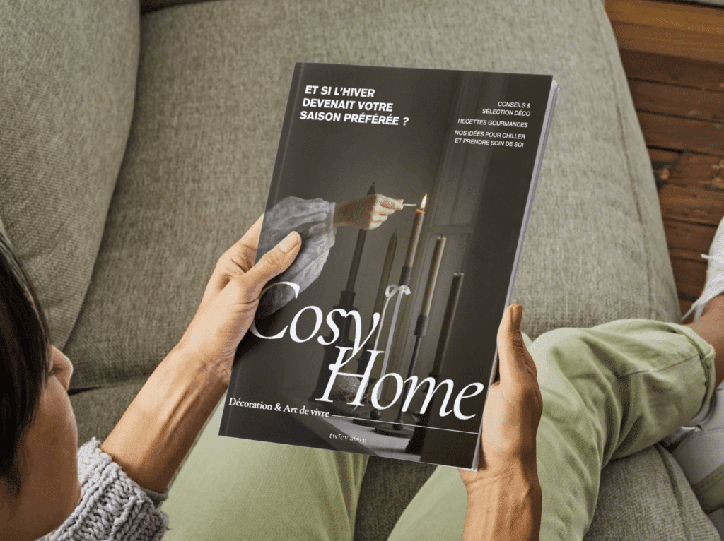 Guide "Cosy Home" édité par Twicy Store tenu dans les mains d'une lectrice assise dans un salon