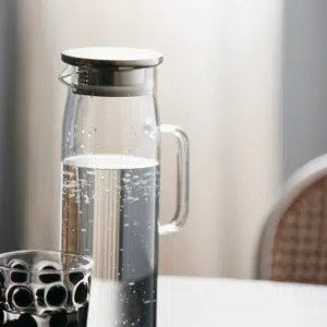 Pichet en verre et couvercle chromé « Chives » – Twicy Store
