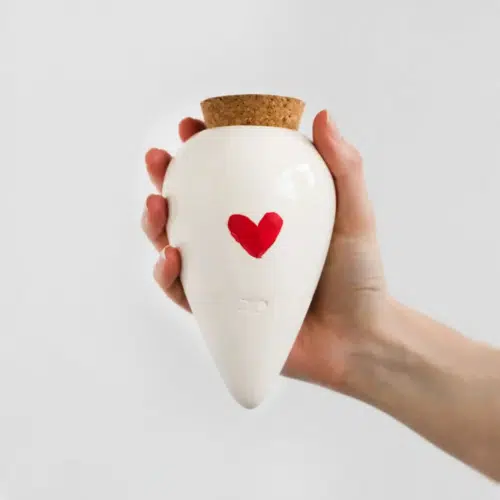 Olla Pépin blanche avec un coeur rouge et un couvercle en liège