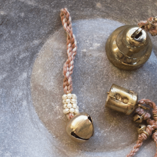 Cloche dorée avec décoration en perles - Twicy Store sur une petite coupelle