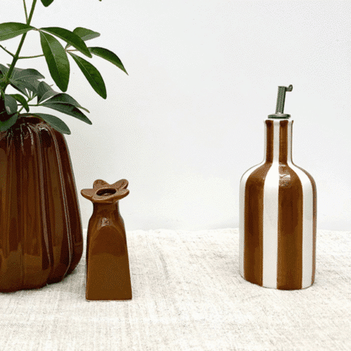 Huilier en faïence à rayures marron - Twicy Store présenté sur un plan de travail accompagné de deux vases marrons