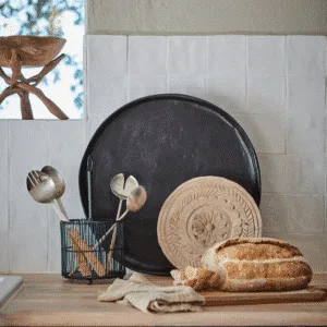 Plateau rond sur pieds en bois sculpté « Treasure » – Twicy Store