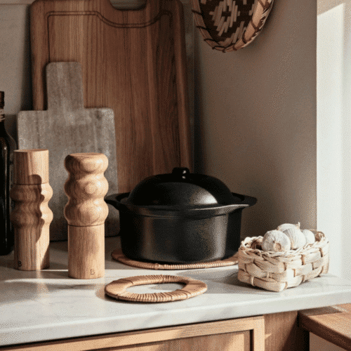 Salière/Poivrière en chêne sculpté "Edgar" - Twicy Store présenté sur le plan de travail d'une cuisine