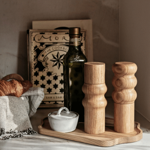 Salière/Poivrière en chêne sculpté "Edgar" - Twicy Store présenté sur le plan de travail d'une cuisine