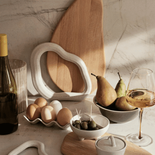 Plateau à oeufs en grès émaillé "Nordic Sand" - Twicy Store disposé sur le plan de travail d'une cuisine
