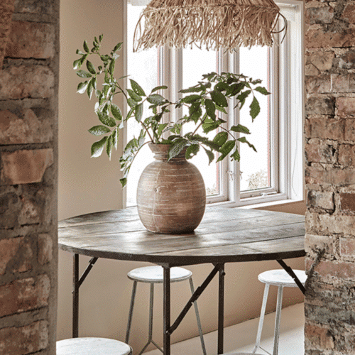 Vase décoratif en terre cuite "Camille" – Twicy Store disposé sur une table en bois avec des branchages